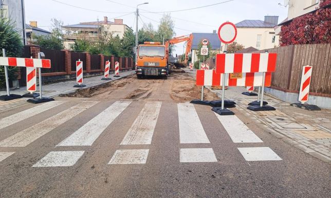 remont 75-metrowego odcinka chodnika oraz jezdni na ulicy Jesionowej
