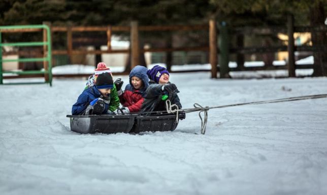 Zimowe zabawy na śniegu dla najmłodszych – pomysły i inspiracje
