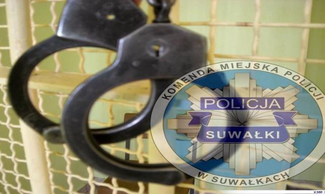 Przed policją schował się pod runem leśnym