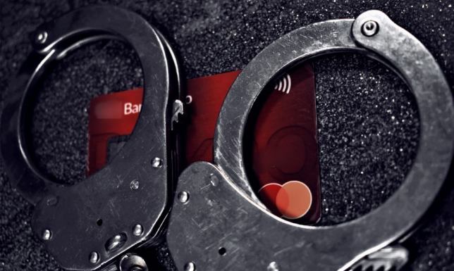 Ukradł kartę bankomatową - dostał 35 zarzutów Do dziesięciu lat pozbawienia wolności grozi 37-latkowi