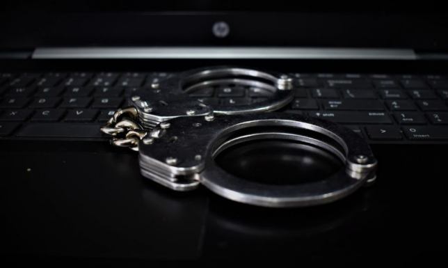 Włamał się do szkoły i ukradł laptopa 19-latek zniszczył okna i drzwi po czym ukradł laptopa