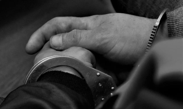 Sąsiedzki konflikt zakończony w szpitalu i areszcie 64-latek uderzył pokrzywdzonego w głowę, gdy ten był na spacerze z psem