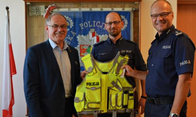 24 taktyczne kamizelki odblaskowe przekazał suwalskiej policji prezydent