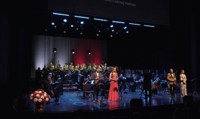 Kantata o Suwałkach na zakończenie święta Konstytucji 3 Maja Kantata o Suwałkach. Muzyczny portret miasta w SOK