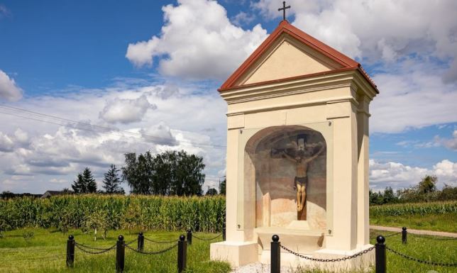 Nowe oblicze dwustuletniej dworskiej kapliczki dzięki dotacji z funduszy europejskich