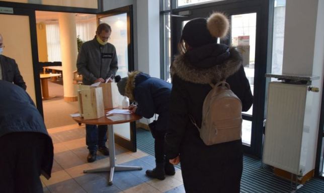 Urząd Miasta w Suwałkach rozdał bezpłatnie karmniki dla ptaków