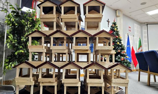 rozdawane mini karmniki oraz po jednej sztuce kuli z karmą