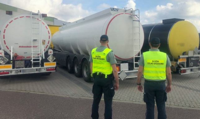 Ponad 95 tysięcy litrów oleju napędowego przewożonego pod przykrywką