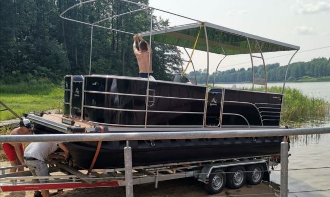 WOSiR Szelment z nowym katamaranem  nowy katamaran, zasilany w 100% energią słoneczną
