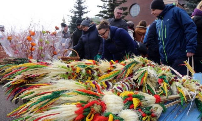 wystawcy rękodzieła i wyrobów tradycyjnych na suwalskim kaziuku