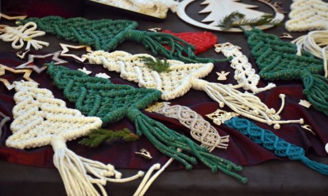 wydarzenie skupiającego w jednym miejscu lokalnych rękodzielników, artystów i rzemieślników