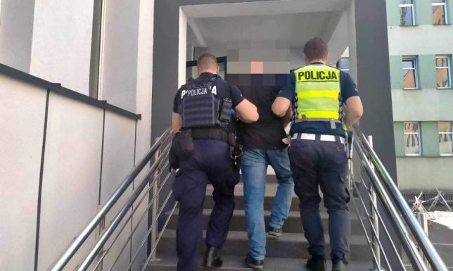  policjanci z białostockiego oddziału prewencji patrolowali jedno z suwalskich osiedli