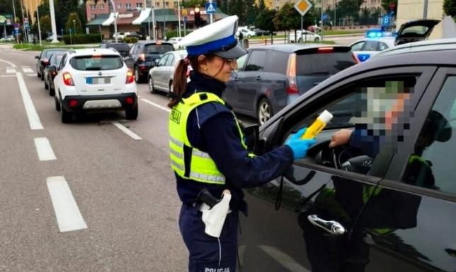 policjanci z suwalskiej drogówki badali trzeźwość kierowców