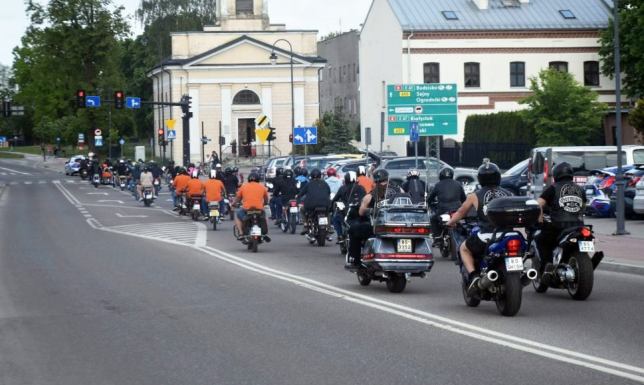 Zlot i przejazd zabytkowych samochodów oraz motocykli
