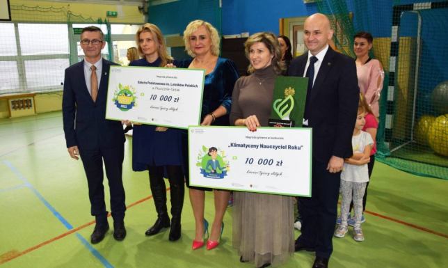 Klimatyczny nauczyciel roku jest w Płocicznie-Tartak Elżbieta Butkiewicz ze Szkoły w Płocicznie-Tartak zdobyła tytuł Klimatycznego Człowieka Roku