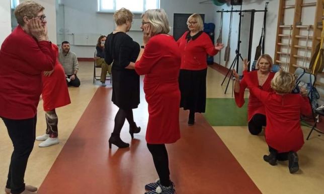 Seniorzy z Suwalskiego Klubu Seniora robią teatr i marzą o „tournée”