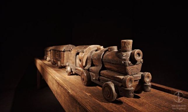 Wernisaż wystawy „Nie-zabawki. Człowiek-nie zabawka” Nie-zabawki to rzeźby, instalacje i artefakty wykonane z drewna w uproszczony sposób