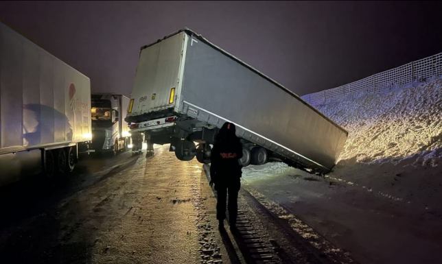Na trasie Augustów - Raczki cztery ciężarówki znalazły się w rowie