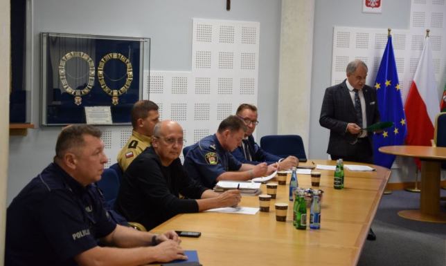 O nielegalnych wyścigach motocykli i samochodów oraz bezdomnych w wiatach