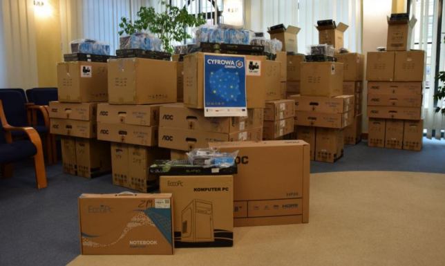 Nowy sprzęt komputerowy w suwalskich szkołach 105 laptopów i 42 komputery PC trafi do przedszkoli i szkół w Suwałkach