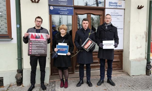 Rózga od Mentzena dla koalicji Tuska wręczają symboliczne rózgi rządzącej od roku koalicji Donalda Tuska