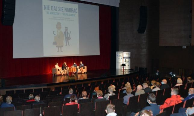 Konferencja dotycząca bezpieczeństwa seniorów w Suwalskim Ośrodku Kultury