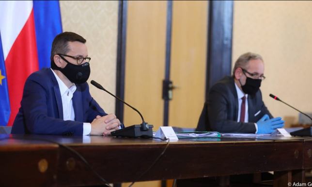 Zamknięte szkoły i placówki kultury - wracają kolejne obostrzenia Konferencja premiera w sprawie wprowadzonych obostrzeń