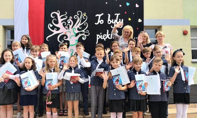 Koniec roku szkolnego uczniowie i nauczyciele w całym kraju zakończyli trudny i nietypowy rok szkolny