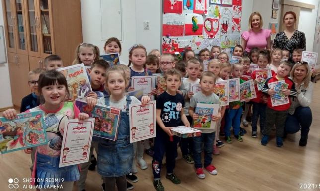 Patriotyczny konkurs w Przedszkolu nr 7 w Suwałkach rodzinny konkurs plastyczny „Jestem Polakiem i kocham swój kraj”