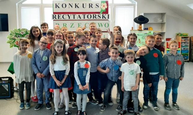 Dzieci recytowały wiersze Jana Brzechwy Konkurs recytatorski w Szkole Podstawowej w Nowej Wsi