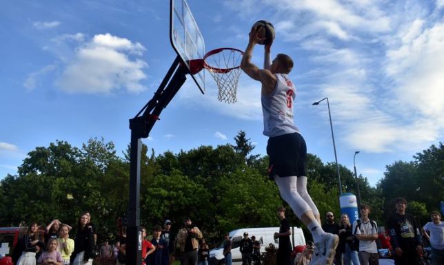 Pokazy wsadów i jazdy na rowerze, spotkania z gośćmi, turnieje w piłkę nożną