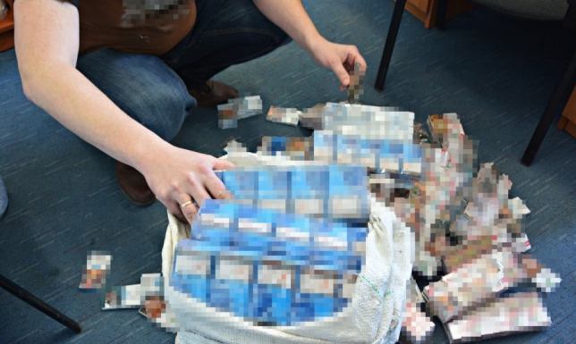 Mieszkaniec gminy Jeleniewo odpowie przed sądem za nielegalne papierosy Mundurowi przejęli ponad 1000 paczek papierosów bez polskich znaków skarbowych