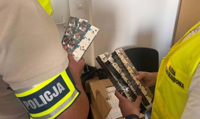 Ponad 4500 paczek papierosów bez polskich znaków skarbowych