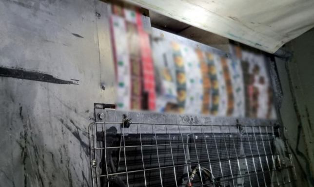 Przemycane papierosy w agregacie chłodni Blisko 3500 paczek przemycanych papierosów przechwycili funkcjonariusze KAS
