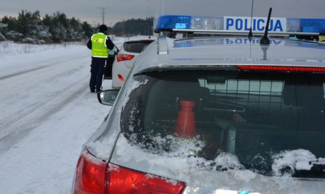 36-latek w osobowej toyocie przewoził 11 osób