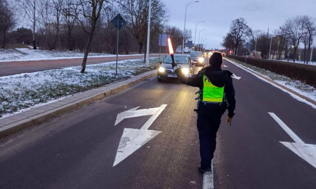 Kobiety pod wpływem za kierownicą, mężczyźnie pod wpływem na rowerach policjanci z suwalskiej drogówki zatrzymali prawa jazdy dwóm kobietom