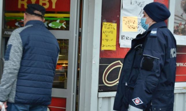 sprawdzają przestrzeganie obostrzeń sanitarnych w Suwałkach