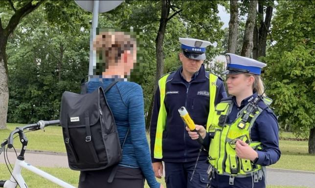 Kontrole rowerzystów, motocyklistów i kierujących hulajnogami  DZIAŁANIA ,,BEZPIECZNY JEDNOŚLAD” W SUWAŁKACH
