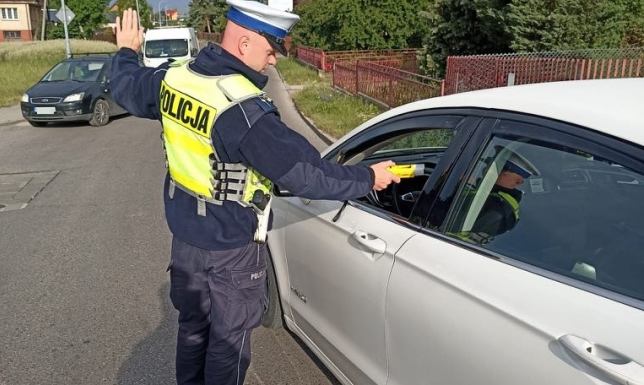Zatrzymano 9 kierowców, którzy wsiedli za kierownicę po alkoholu policjanci z suwalskiej drogówki badali trzeźwość kierowców