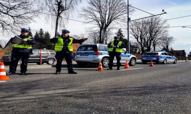 Mandaty i pouczenia za przemieszczanie się osób