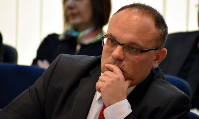 Interpelację w sprawie zainstalowania latarni na parkingu przy cmentarzu komunalnym