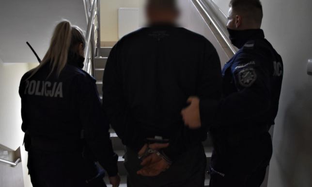Ukradli tablice i paliwo, zniszczyli samochód ukradli tablice rejestracyjne i zniszczyli samochód