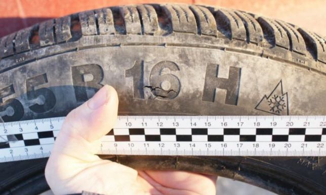 Kradzieże samochodowe metodą "na oponę"