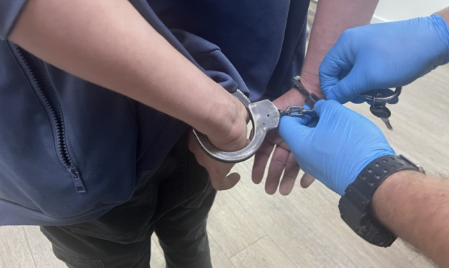 z klatki schodowej zabrał niezabezpieczony wózek dziecięcy