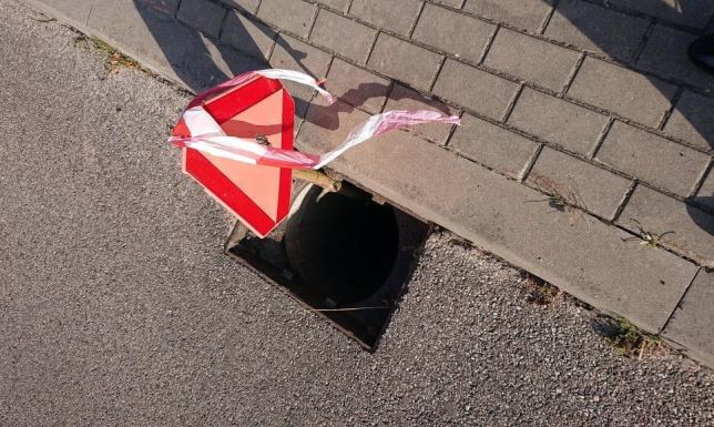 Z dróg w powiecie znikają studzienki ściekowe na drogach w regionie dochodzi do kradzieży studzienek ściekowych