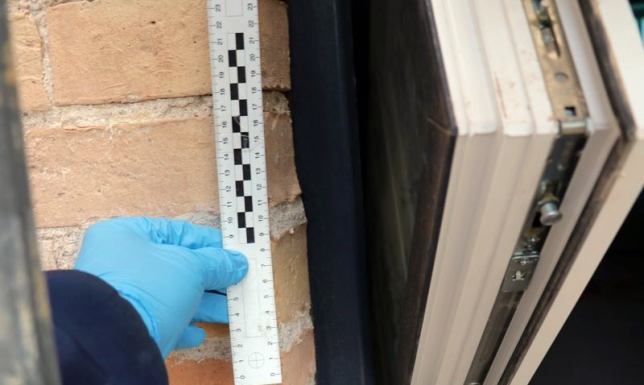 dzielnicowi zatrzymali dwóch mężczyzn podejrzanych o kradzież z włamaniem