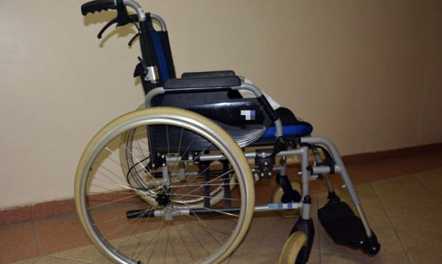 Policjanci z Suwałk zatrzymali podejrzanych o kradzież wózka inwalidzkiego