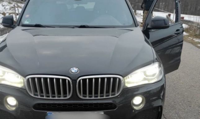 Kradzione auto odzyskane przy granicy z Litwą zatrzymali kradzione BMW kierowane przez 26 – letniego Litwina