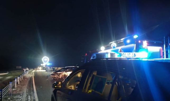 Wypadek w Krasnopolu. Cztery osoby w szpitalu Do zdarzenia doszło dziś na trasie Sejny-Suwałki w miejscowości Krasnopol