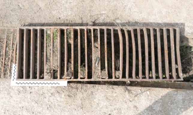 podejrzanych o kradzież krat deszczowych zatrzymali policjanci z Suwałk